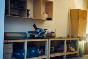 Pracovní stůl s nářadím v dnešní Dílně v garáži